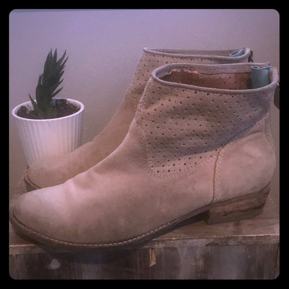 Dolce Vita suede booties